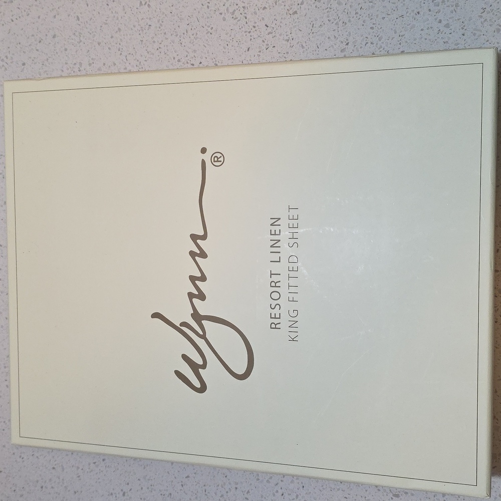 Egyptian Wynn Resort Cotton Jacquard King Fitted Sheet. New retail $380 Sealed